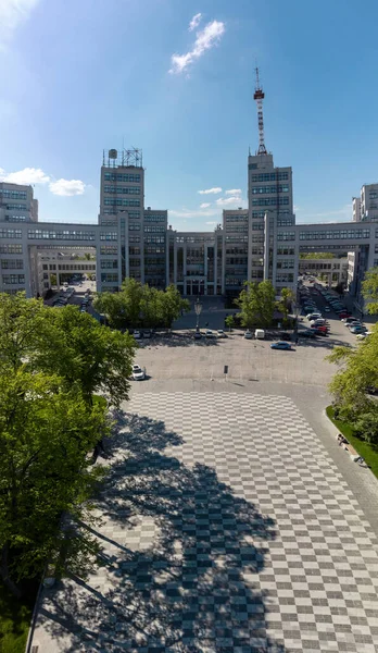 春の青い空の雲の風景とDerzhprom建物ハリコフ市内中心部の広場 ウクライナ 建築家建築様式 — ストック写真