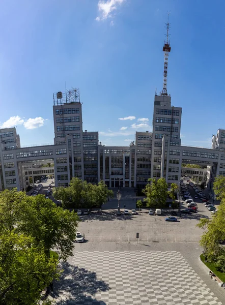 春の青い空にDerzhprom建物ハリコフ市中心部広場 ウクライナ 建築家建築様式 — ストック写真