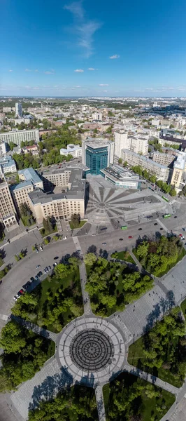 Özgürlük Meydanı 'nda çember şeklinde çeşmesi ve oteli olan uzun dikey bir manzara. Kharkiv ilkbaharda, Ukrayna