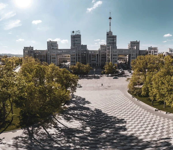 Szerokątny Widok Powietrza Budynek Derzhprom Drzewach Placu Wolności Słonecznym Centrum — Zdjęcie stockowe