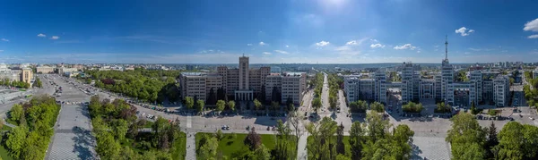 Derzhprom Karazin国立大学主要建筑和春季绿地哈尔科夫自由广场的空中景观 乌克兰 — 图库照片