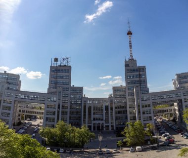 Ukrayna 'nın Kharkiv şehir merkezinde mavi gökyüzü bulutlu Derzhprom binasının hava manzarası. Mimari hedef