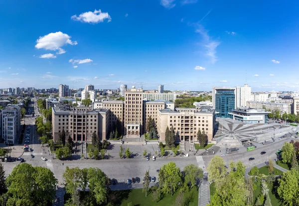 Widok Lotu Ptaka Budynek Derzhprom Błękitnym Niebem Chmury Centrum Charkowa — Zdjęcie stockowe