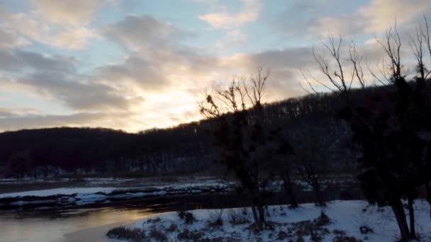 Vinterpanorering Frusen Flodkurva Med Naturskön Solreflektion Zmijevskij Regionen Siverskyi Donets — Stockvideo