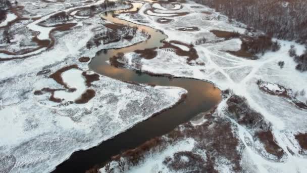 Lihatlah Pemandangan Udara Musim Dingin Lembah Sungai Bersalju Dengan Warna — Stok Video