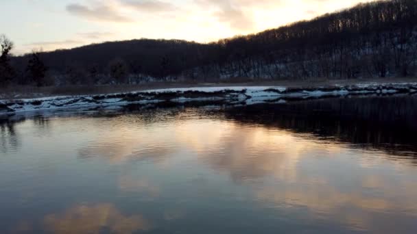 Flygfoto Vintern Floden Med Natursköna Solnedgång Moln Reflektion Zmijevskij Regionen — Stockvideo