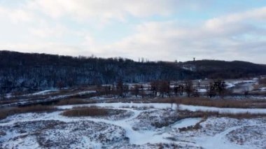 Karlı nehir vadisinde kışın kırsal hava manzarası ve radyo teleskop anteni. Siverskyi 'deki Zmiyevsky Bölgesi Ukrayna' daki Donets Nehri