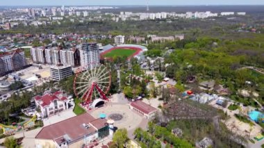 Harkiv şehrinin eğlence parkındaki dönme dolabın hava manzarası. İlkbaharda eğlence sektöründe cazibe