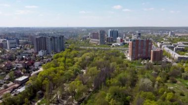 Yeşil Kharkiv şehri ve popüler eğlence parkı Sarzhyn Yar 'ın hava kulesi görüntüsünü hızlandırıyor. Baharda yerleşim bölgesinde botanik bahçesi