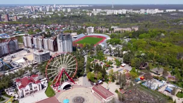 春天里俯瞰哈尔科夫市中心公园 体育场和多层住宅的无人机 — 图库视频影像