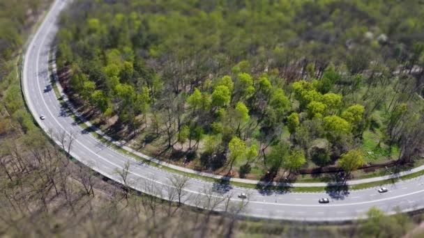 Aerial Tilapse Melihat Fokus Selektif Blur Miniatur Pada Kurva Jalan — Stok Video