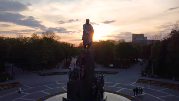 Luchtfoto Boomshot Uitzicht Taras Shevchenko Monument Het Voorjaar Zonsondergang Kharkiv — Stockvideo