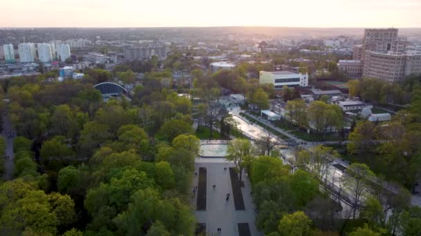 Luchtfoto Fonteinen Het Groene Voorjaar Shevchenko City Garden Bij Zonsondergang — Stockvideo