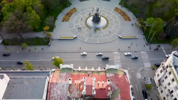 Taras Shevchenko Anıtı Nın Havadan Görünüşü Canlı Cadde Yakınlarındaki Kharkiv — Stok video