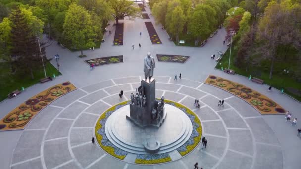 Luchtfoto Dolly Uit Zicht Taras Shevchenko Monument Lente Zonsondergang Kharkiv — Stockvideo