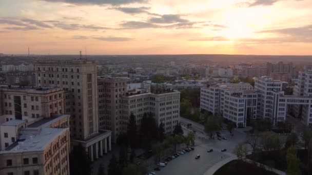 Sunset City Antenn Hastighet Pull Out Över Karazin National University — Stockvideo