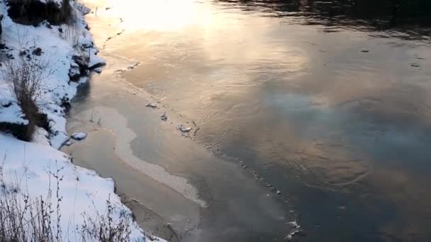 Sol Skiner Vatten Vintern Kall Frusen Flod Täckt Snö Vattenflöde — Stockvideo
