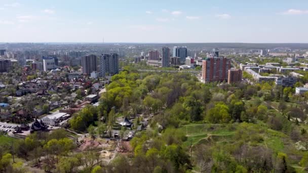 Luftaufnahme Der Grünen Stadt Charkiw Und Des Beliebten Freizeitparks Sarzhyn — Stockvideo