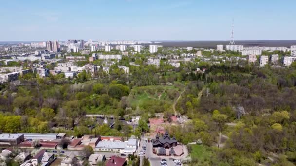 春天的哈尔科夫绿城住宅区和广受欢迎的游憩公园萨尔津雅尔的空中飞行景观 植物园 — 图库视频影像
