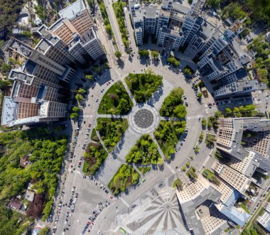 Freedom Svobody Meydanı çeşme dairesi, bahar yeşili parkı, Derzhprom ve Karazin üniversite binaları ile hava manzarası aşağı bakın. Kharkiv, Ukrayna