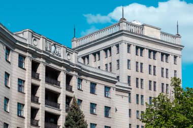 Karazin Üniversitesi, Ukrayna 'nın başkenti Kharkiv' de yeşil bahar ağaçları ve mavi gökyüzü olan Özgürlük Meydanı 'na ön cephe inşa ediyor.