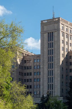 Karazin Ulusal Üniversitesi ana binasına yakından bak. Yeşil ağaçlar ve mavi güneşli gökyüzü ile Özgürlük (Svobody) Meydanı. Kharkiv şehri, Ukrayna