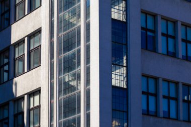 Ukrayna 'nın Kharkiv şehir merkezinde Derzhprom binasının ön cephesi. Ofis gökdelen duvarları mavi kontrastlı ışıkla detaylı görünüm