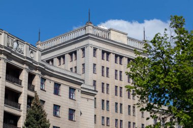 Karazin Üniversitesi, Ukrayna 'nın başkenti Kharkiv' de yeşil bahar ağaçları ve mavi gökyüzü olan Özgürlük Meydanı 'na ön cephe inşa ediyor.