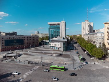 Kharkiv, Ukrayna 'da Özgürlük Meydanı' ndaki Karazin Üniversitesi binası yakınlarındaki modern meydan ve otelin havadan görünüşü (Çeviri - Karazin Üniversitesi, klasikler)