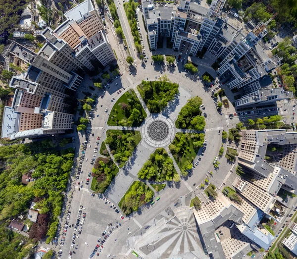 Freedom Svobody Meydanı çeşme dairesi, bahar yeşili parkı, Derzhprom ve Karazin üniversite binaları ile hava manzarası aşağı bakın. Kharkiv, Ukrayna