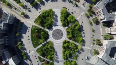 Spring City hava manzarası, Freedom Svobody Meydanı merkez çeşme dairesi aşağı bakıyor. Ukrayna, Kharkiv 'in merkezindeki eğlence parkı