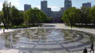 Kharkiv, Ukrayna - 13 Mayıs 2021: İlkbaharda Özgürlük Meydanı 'nda (Svobody) çeşmeli ve yeşil parklı Hava Derzhprom binası