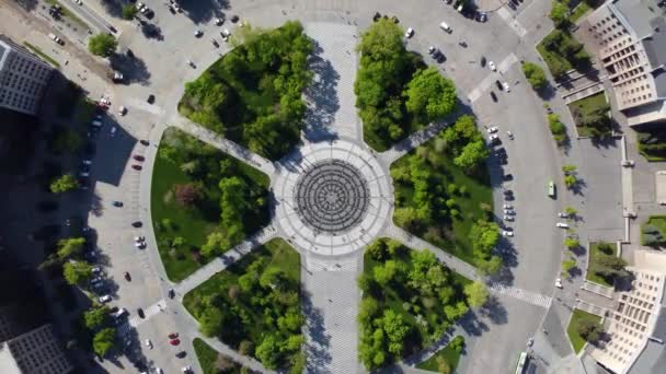 Вид Сверху Площадь Свободы Центральный Круг Фонтанов Зеленым Парком Улицами — стоковое видео