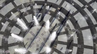 Çeşmeler Kharkiv kentindeki Özgürlük Meydanı 'na (Meydan Svobody) bakıyor. Güneşli bir günde turist eğlence merkezi