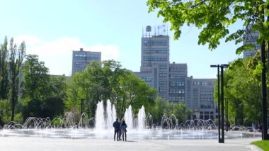 Kharkiv, Ukrayna - 13 Mayıs 2021: Kharkiv şehir merkezindeki Freedom Square 'de çeşmeli ve yeşil parklı Derzhprom binası. Seyahat yerleri