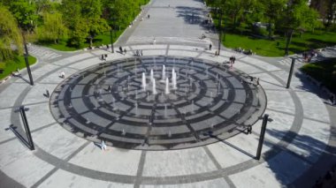 Kharkiv, Ukrayna - 13 Mayıs 2021: Spring City hava manzarası, Freedom Svobody Meydanı merkez çeşme dairesi aşağı bakıyor. Şehir merkezindeki eğlence parkı