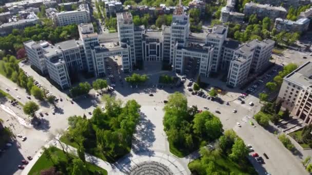 Luftaufnahme Des Derzhprom Gebäudes Mit Springbrunnen Und Grünem Park Frühling — Stockvideo