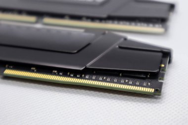 DDR4 hafıza modülleri. Bilgisayar RAM çipi beyaza yakın çekim yapıyor. Montaj için masaüstü bilgisayar belleği parçaları