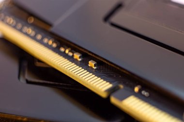 DDR4 DRAM hafıza modülü altın elektrik kontak makrosu. Bilgisayar RAM çip bileşenleri yakın plan. Montaj için masaüstü bilgisayar belleği parçaları