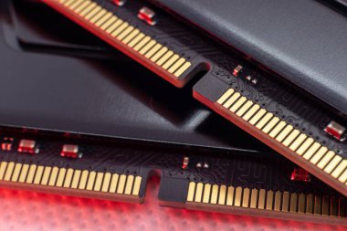 DDR4 DRAM hafıza modülleri kırmızı ışıkta. Bilgisayar RAM çip bileşenleri. Montaj için masaüstü bilgisayar belleği parçaları