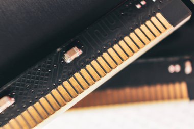DDR4 DRAM hafıza modülü altın elektrik kontak makrosu. Bilgisayar RAM yonga seti donanıma yakın çekim. Montaj için masaüstü bilgisayar belleği parçaları