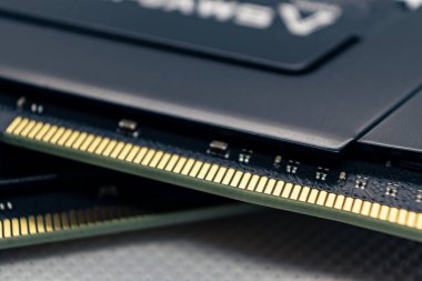 DDR4 hafıza modülleri. Bilgisayar RAM çipleri yakın plan. Montaj için masaüstü bilgisayar belleği parçaları