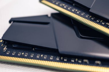 DDR4 DRAM hafıza modülleri elektriksel temas makrosu. Bilgisayar RAM çipleri yakın plan. Masaüstü PC donanım bileşenleri