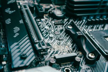 Modern güçlü masaüstü bilgisayarında prizleri ve mikroçipleri olan ana kart. Bilgisayar donanımı yonga seti bileşenleri. Teknoloji endüstrisinin elektronik geçmişi