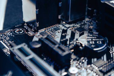 Modern masaüstü bilgisayarında anakart soketleri ve mikroçipler yakın plan. Bilgisayar donanımı yonga seti bileşenleri. Teknoloji endüstrisinin elektronik geçmişi