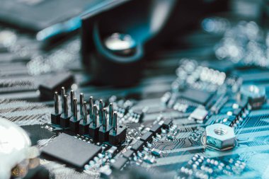 Modern güçlü masaüstü bilgisayarında prizleri ve mikroçipleri olan ana kart. Bilgisayar donanım bağlantıları bileşenleri. Teknik elektronik arkaplan