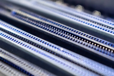 Mavi DDR RAM bellek yuvaları ana karta yakın plan, masaüstü bilgisayarı. Bilgisayar donanımı yonga kümesi bileşenleri arkaplanı