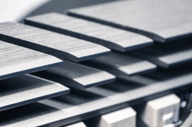 Masaüstü PC ana kartı entegre soğutma sistemi radyatörü yakın plan, bilgisayar donanımı elektronik detay bileşenleri