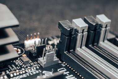 DDR RAM bellek yuvalarına sahip ana kart, masaüstü bilgisayarı. Bilgisayar donanımı yonga kümesi bileşenleri arkaplanı