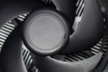 Masaüstü bilgisayar işlemcisi soğutma radyatörünü kapatıyor. Siyah fan, PC donanım detayları. Güçlü modern kişisel bilgisayardan bileşenler